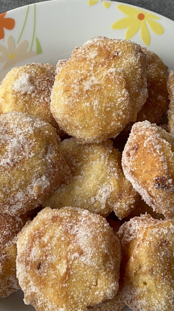Buñuelos de arroz toscanos suaves y azucarados de Carnaval