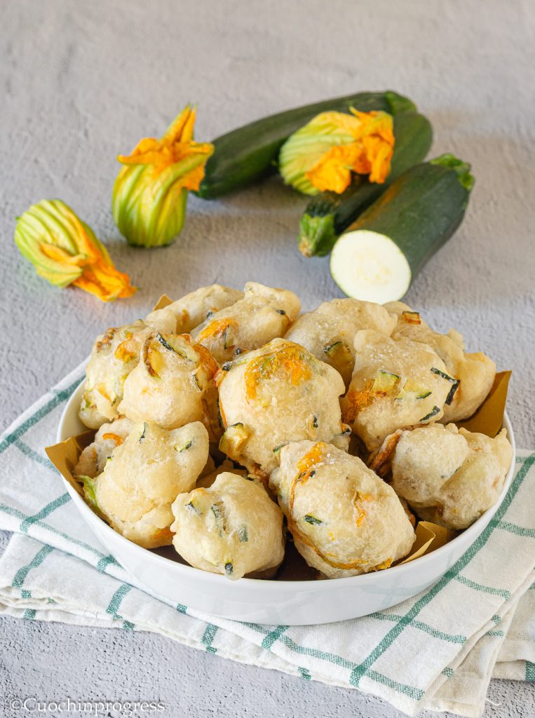 buñuelos de calabacín y flores
