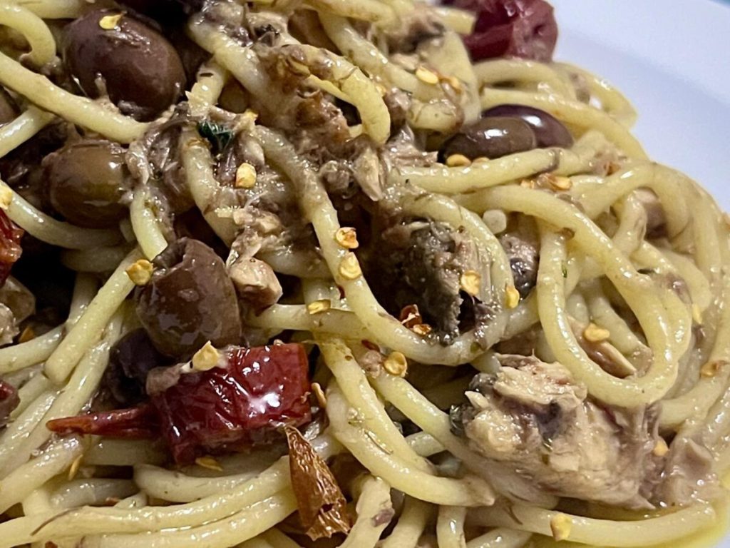 espaguetis con caballa sabrosos