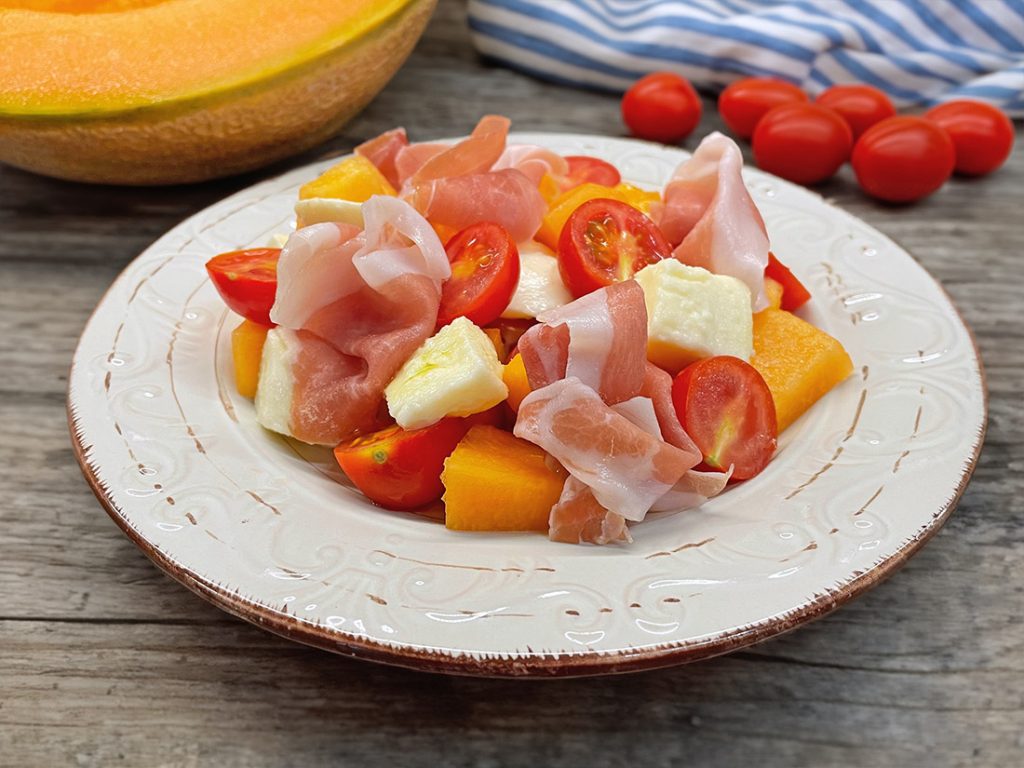 Caprese con melón y jamón serrano