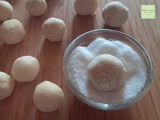 pasar las bolitas de masa por el azúcar