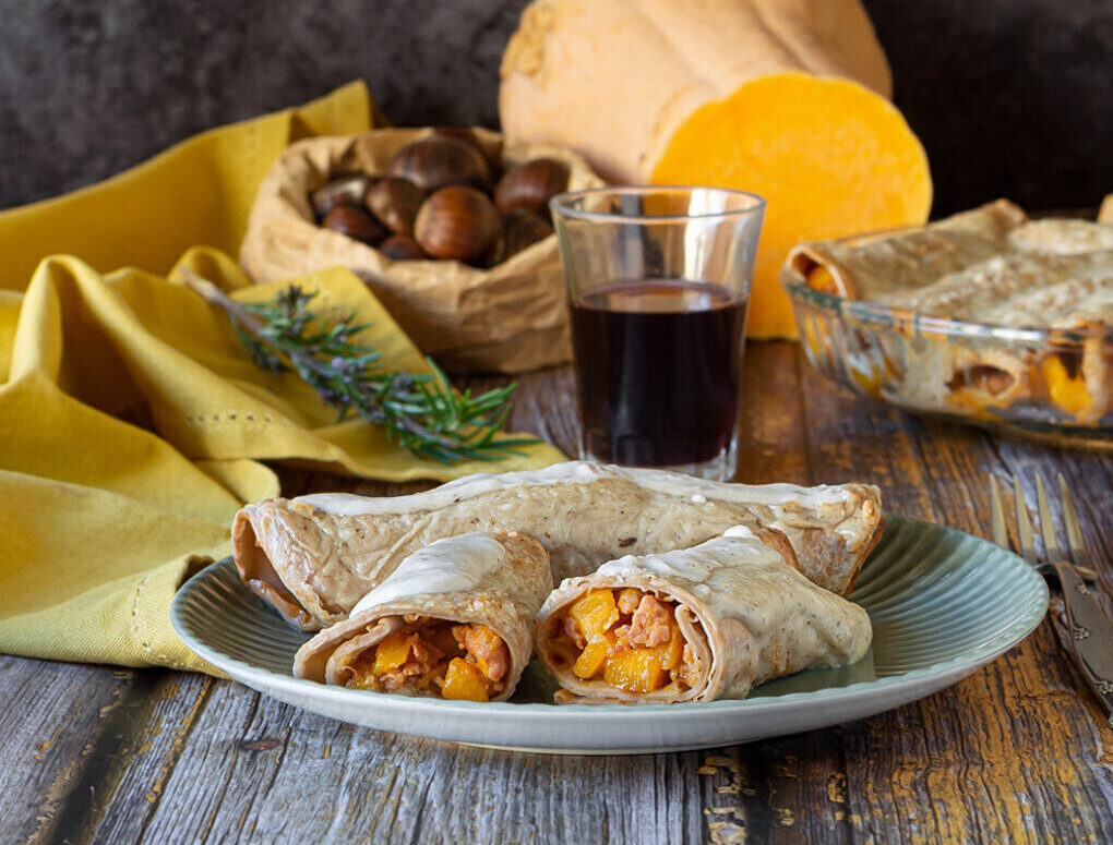 Crepes de castañas con calabaza, salchicha y bechamel de porcini