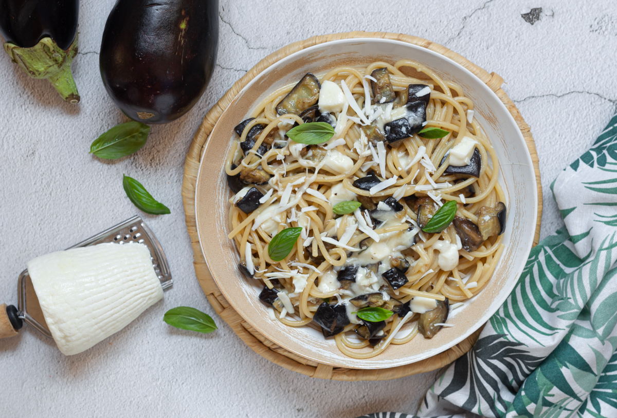 Espaguetis con berenjena y ricotta salada