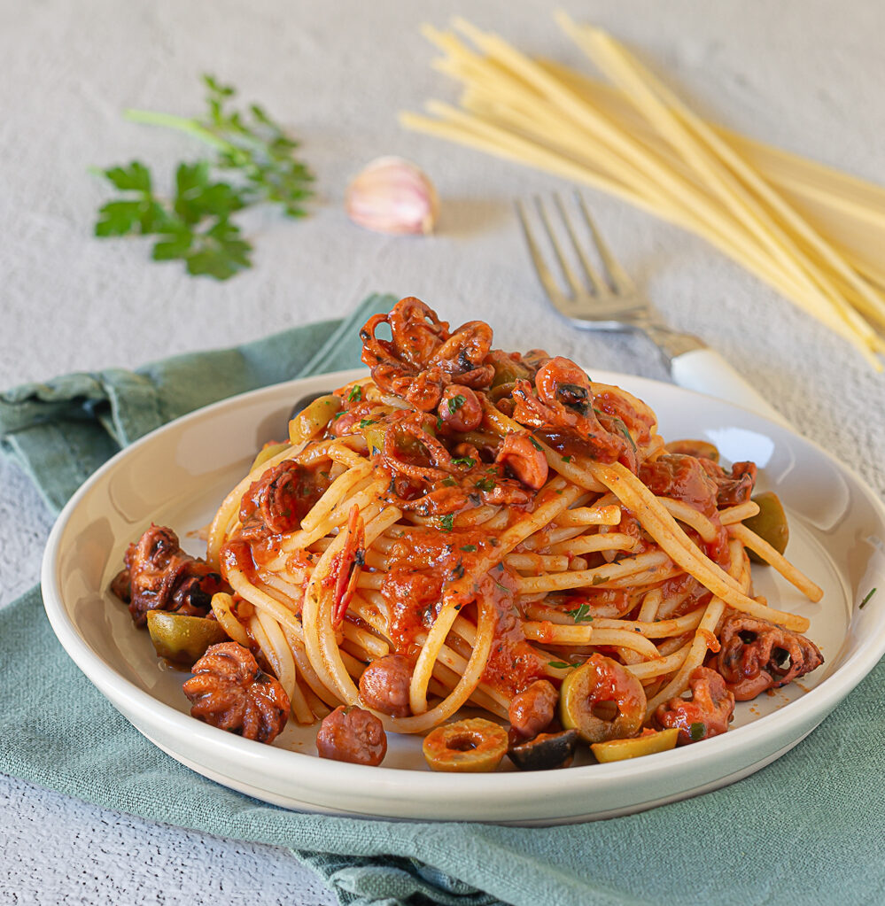 Espaguetis con salsa de pulpitos