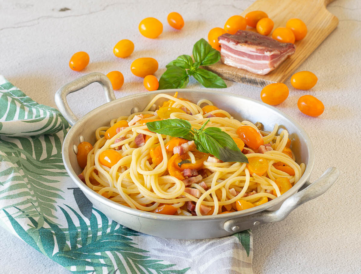 Espaguetis con tomatitos amarillos y panceta