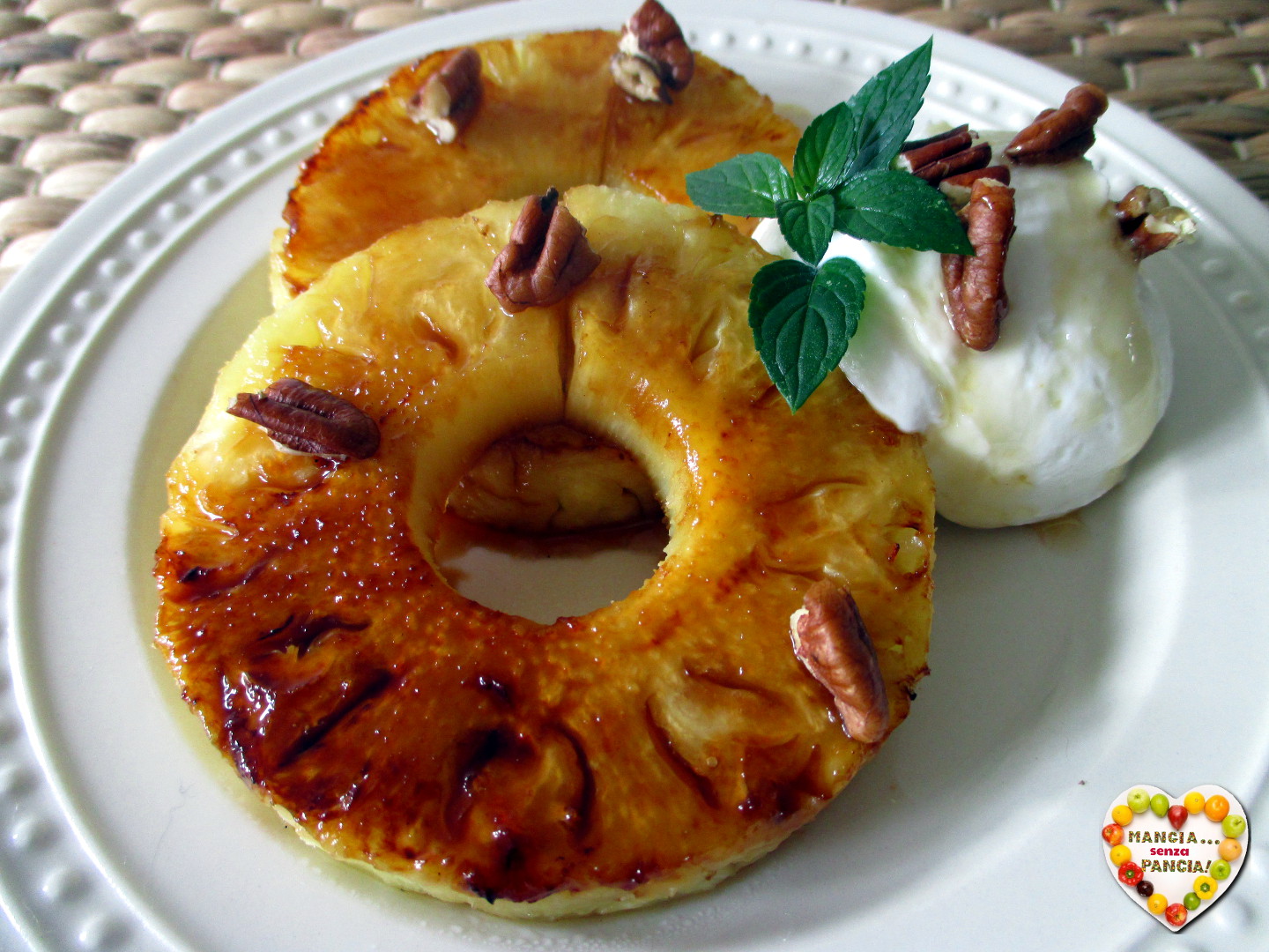 Piña asada con crema de yogur