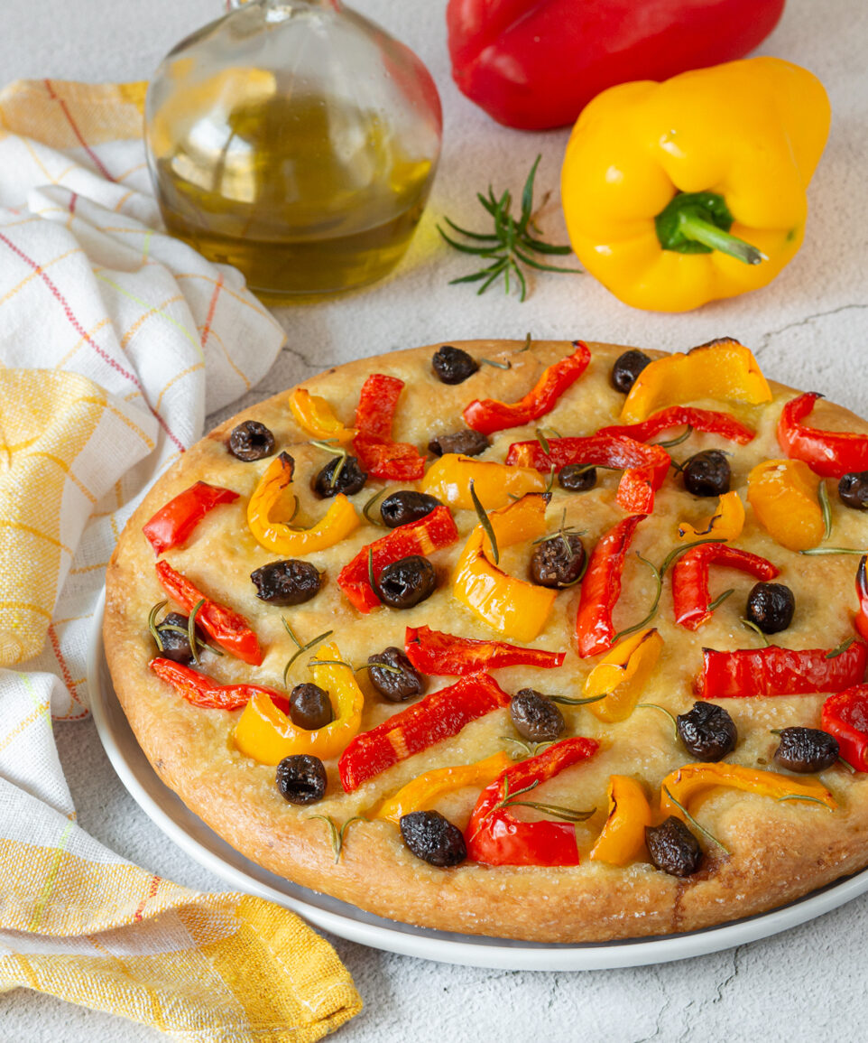 Focaccia con pimientos y aceitunas