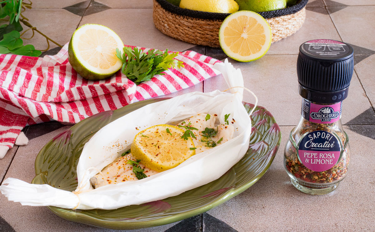 Filete de dorada al papillote con limón y pimienta rosa