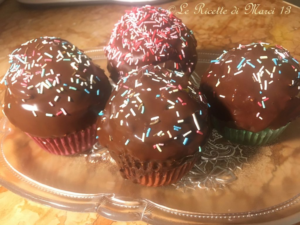 Funfetti cupcakes de chocolate