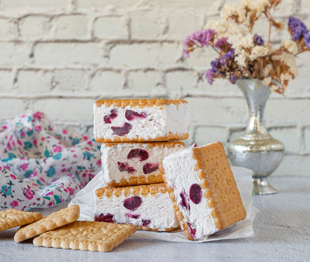 Galletas helado con cerezas