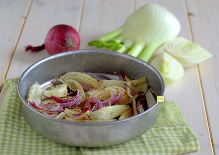 Hinojos y cebollas rojas caramelizadas