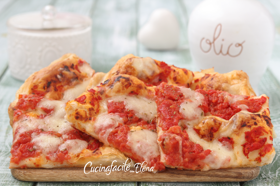 Hojaldre con bolitas de mozzarella a la pizza