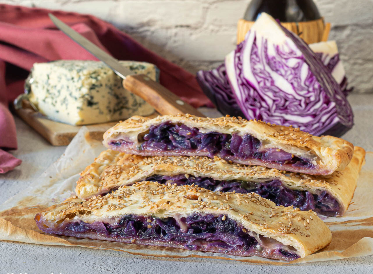 Hojaldre con col morada, jamón y Bergader