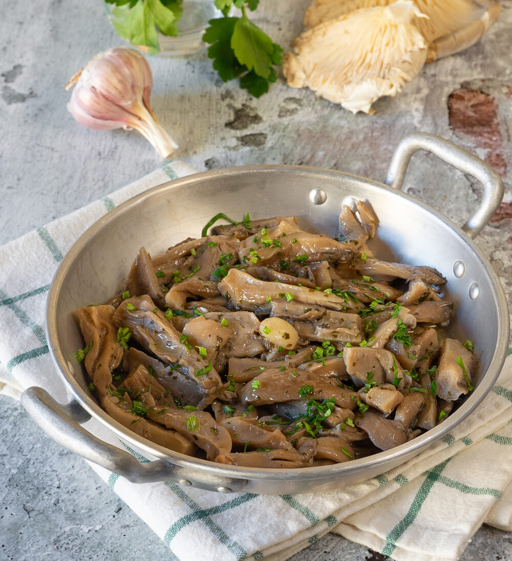 Hongos pleurotus salteados