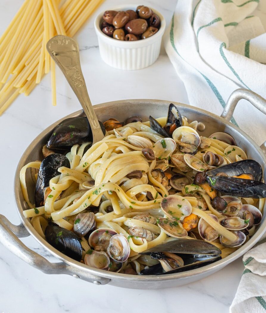 Linguine con mejillones, almejas y aceitunas