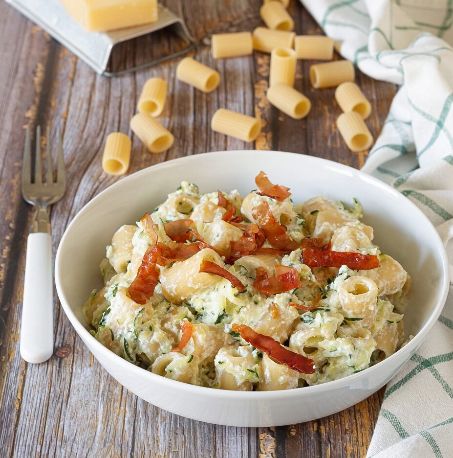 Pasta con crema de ricotta, calabacín y speck
