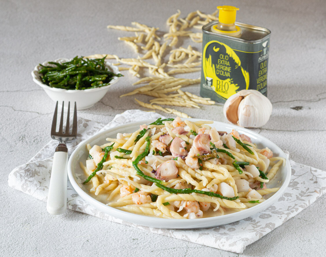 Pasta con ragú de pescado y espárragos de mar (salicornia)