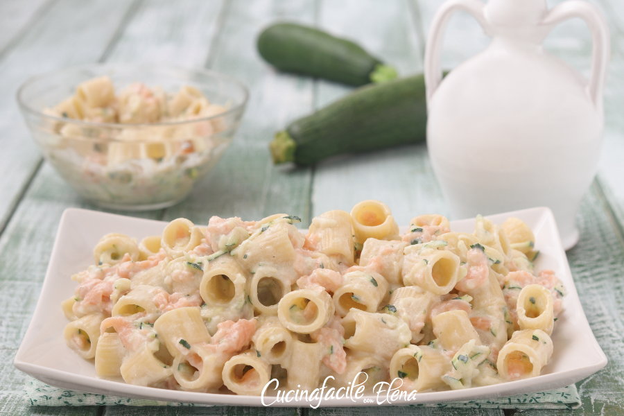 Pasta fría con ricotta, calabacines y salmón