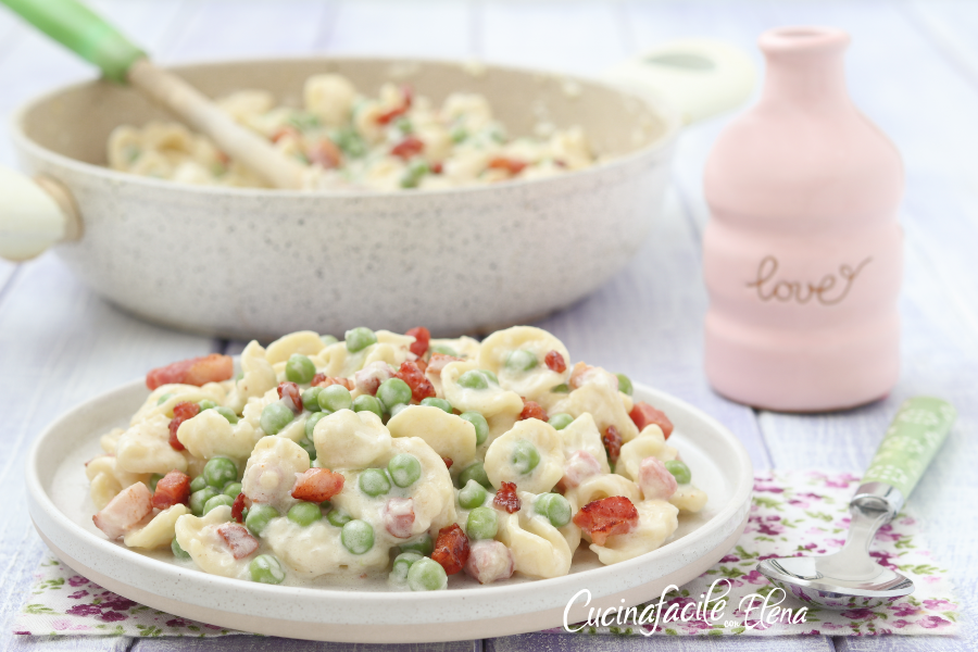 Pasta con guisantes y panceta cremosa