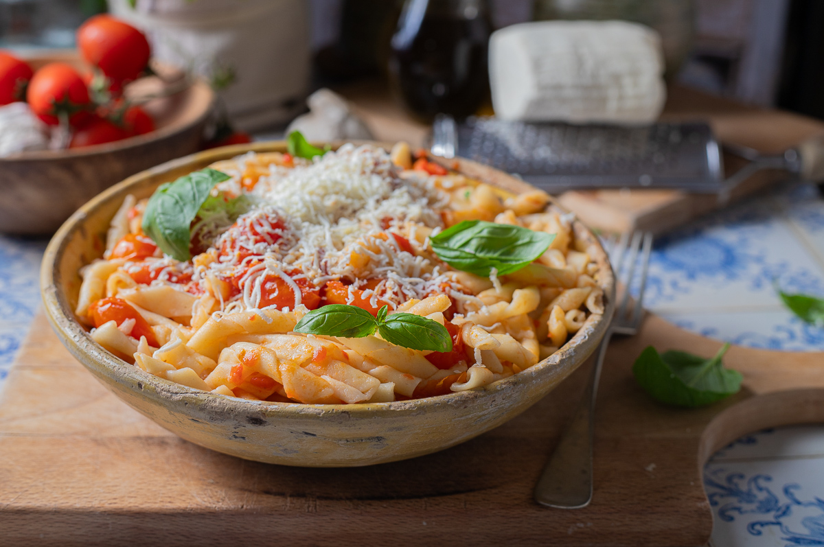 Pasta con salsa de tomatitos y albahaca