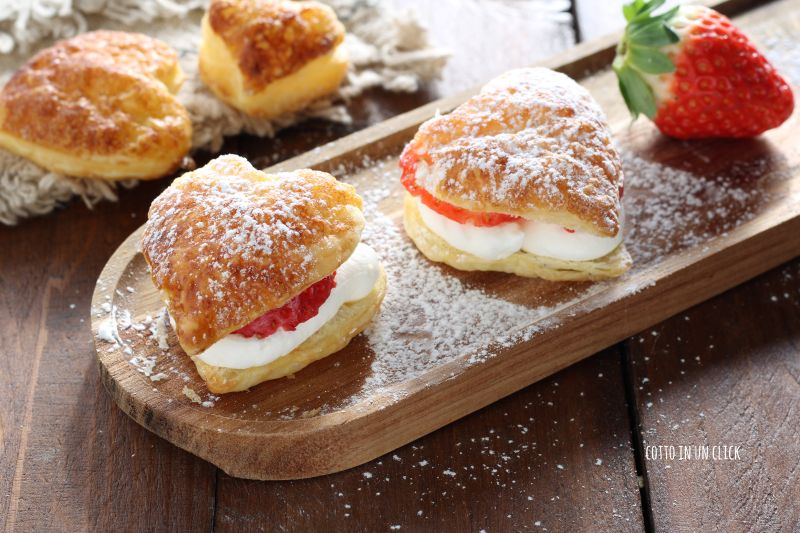 Corazones de hojaldre dulces con nata y fresas