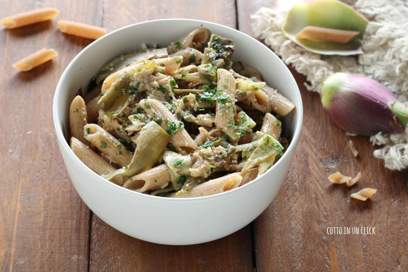 Pasta con alcachofas y atún