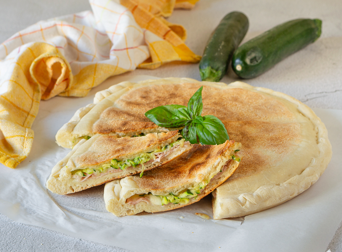 Pizza rellena en sartén