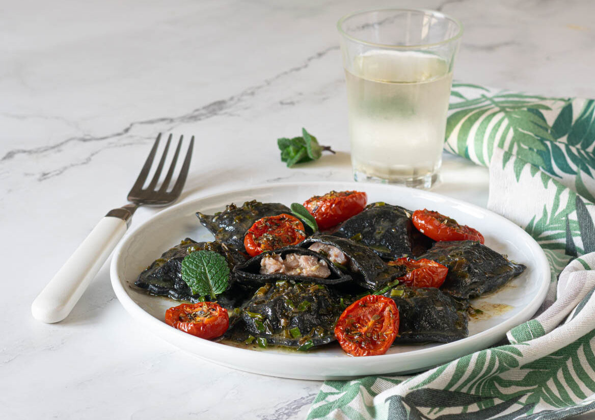 Raviolis negros con tartar de atún y hierbas aromáticas