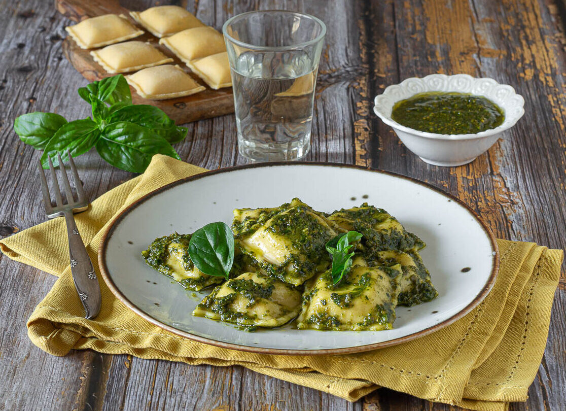 Raviolis Philadelphia y salmón con salsa pesto