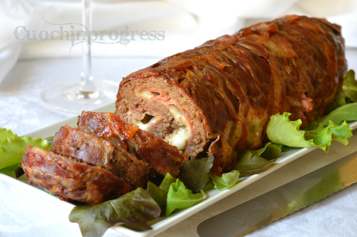 Rollo de carne relleno con corteza de panceta