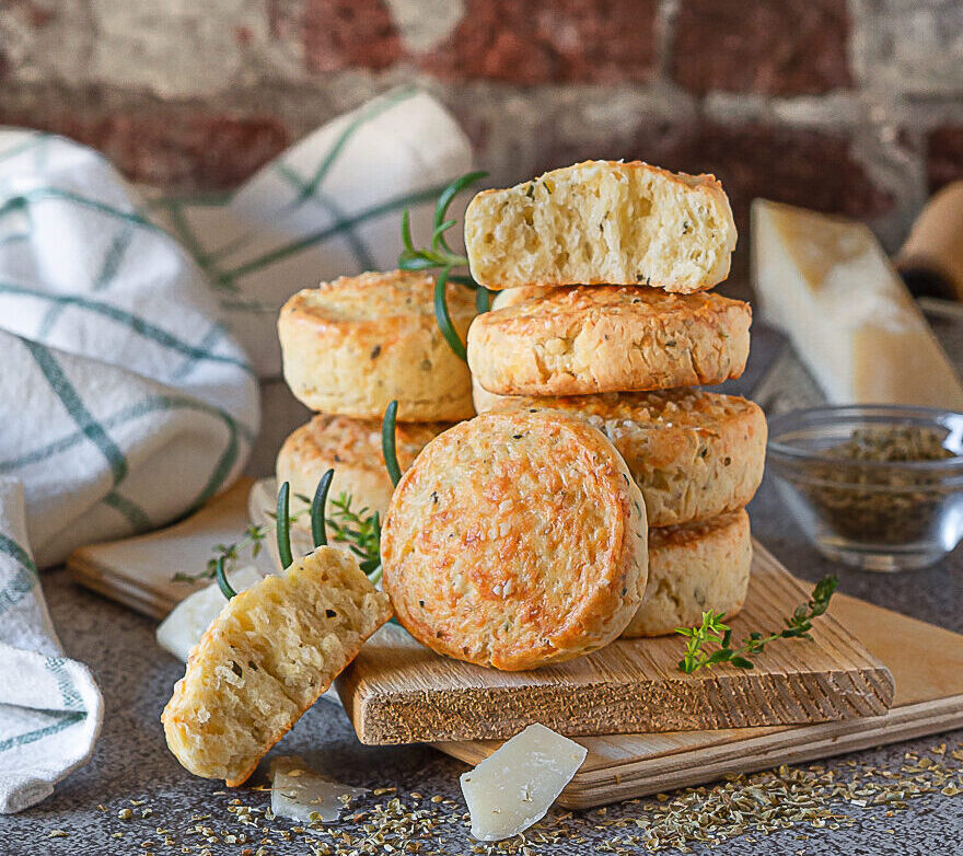 Scones salados con parmesano y hierbas