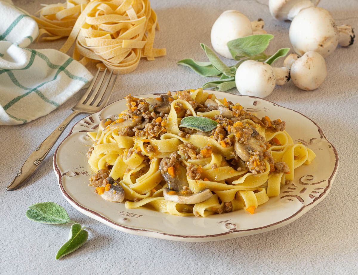 Tagliatelle con ragú blanco y setas