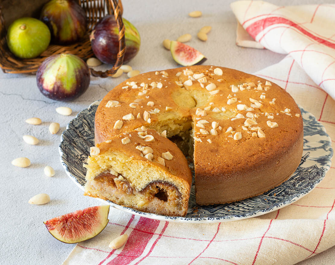 Tarta de yogur con higos y almendras