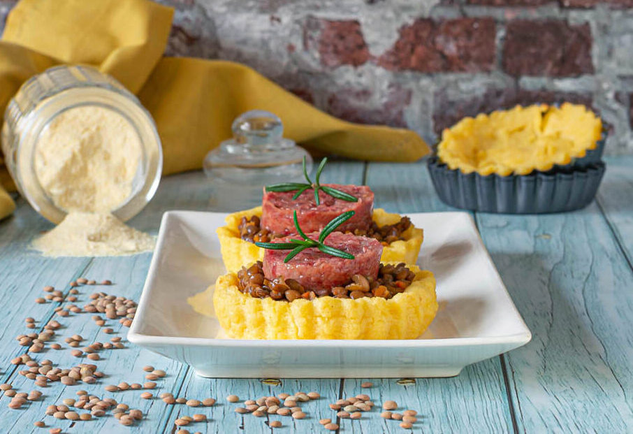 Tartaletas de polenta con cotechino y lentejas