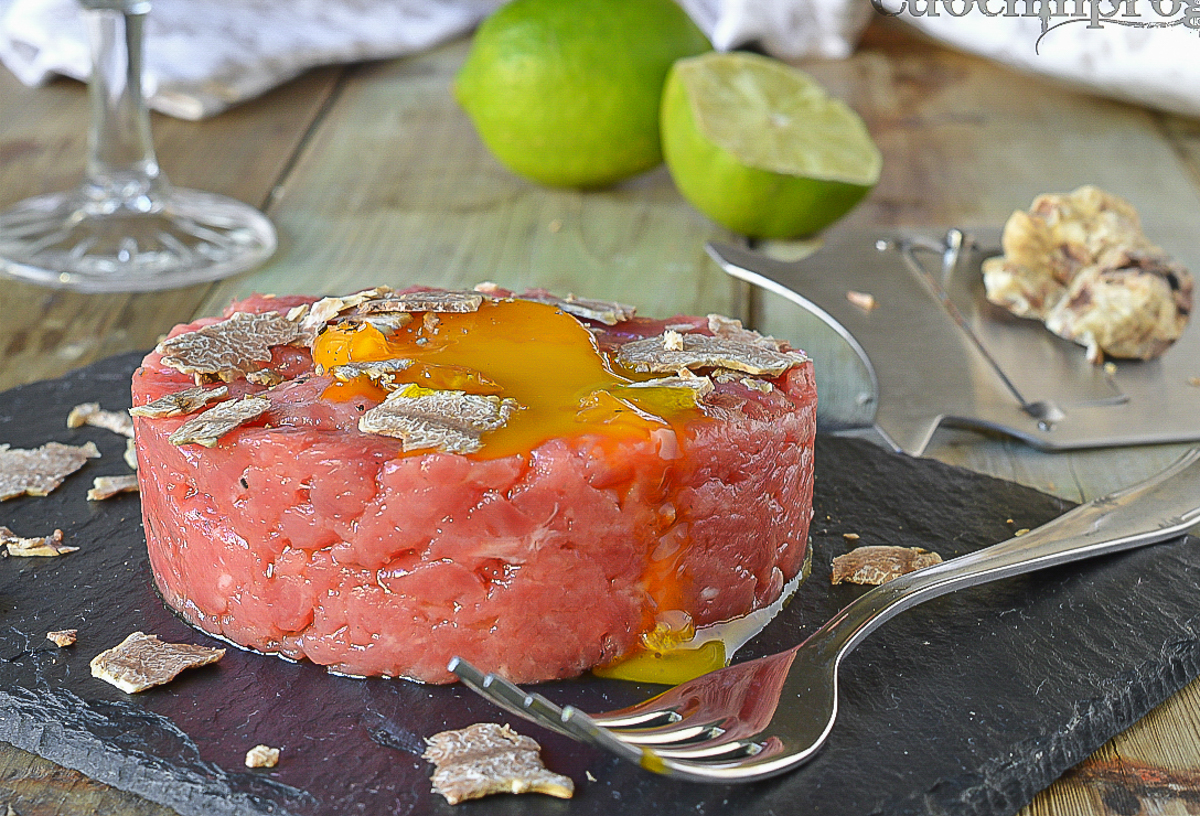 Tartar con yema marinada y trufa