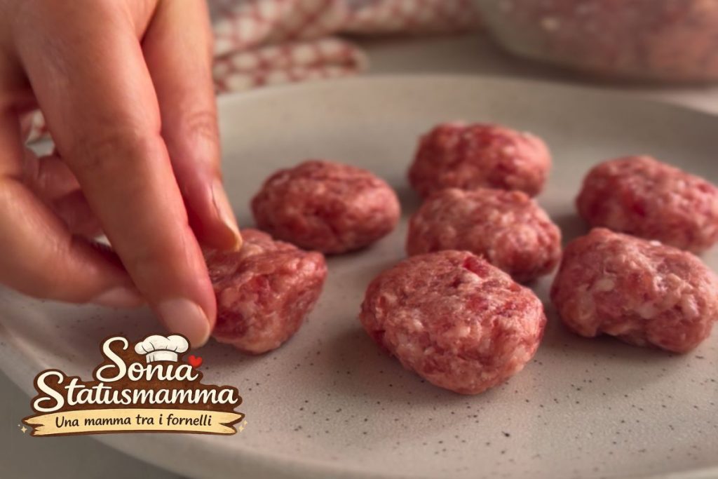 Albóndigas de carne y salchicha crudas listas para la cocción en sartén.