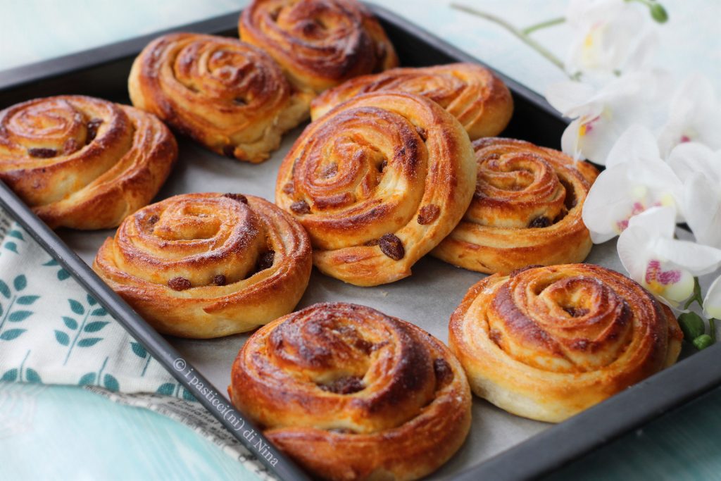 Caracolas con mermelada y pasas, brioche muy esponjosas elaboradas con un plegado rápido y sencillo con solo una clara y poco aceite i pasticcini di Nina