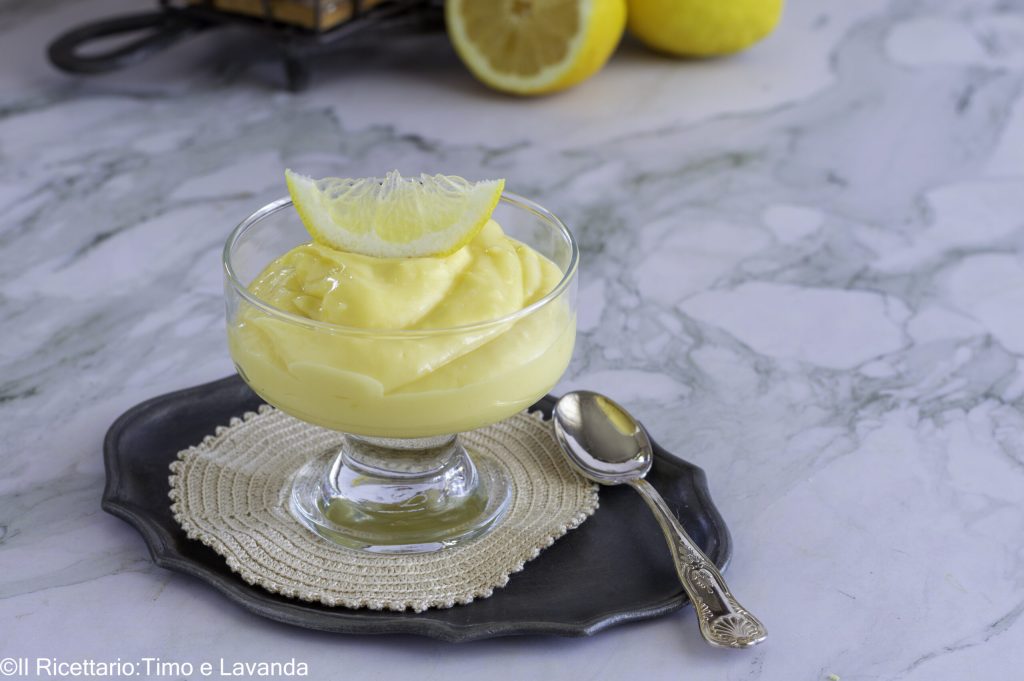 Crema pastelera de limón con leche de almendra sin gluten en bol de vidrio