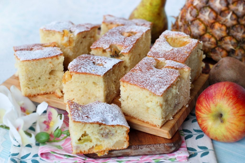 cuadraditos de tarta esponjosa con yogur y fruta fresca variada i pasticcini di Nina