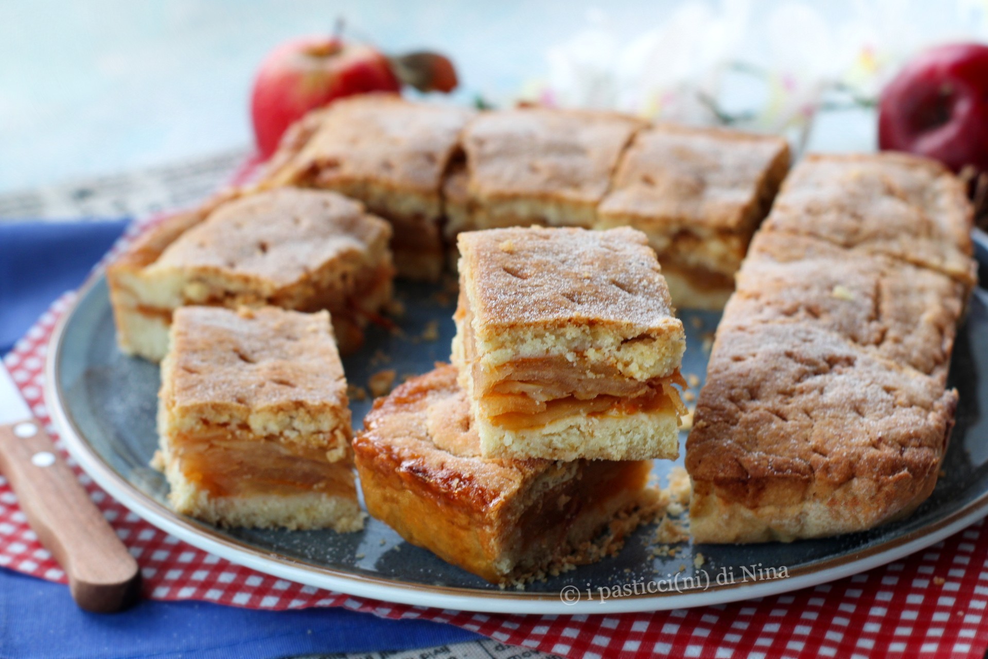 CUADRITOS DE MASA QUEBRADA CON MANZANA Y MERMELADA