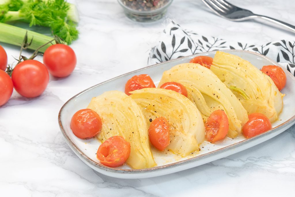 Hinojos en sartén con tomates cherry