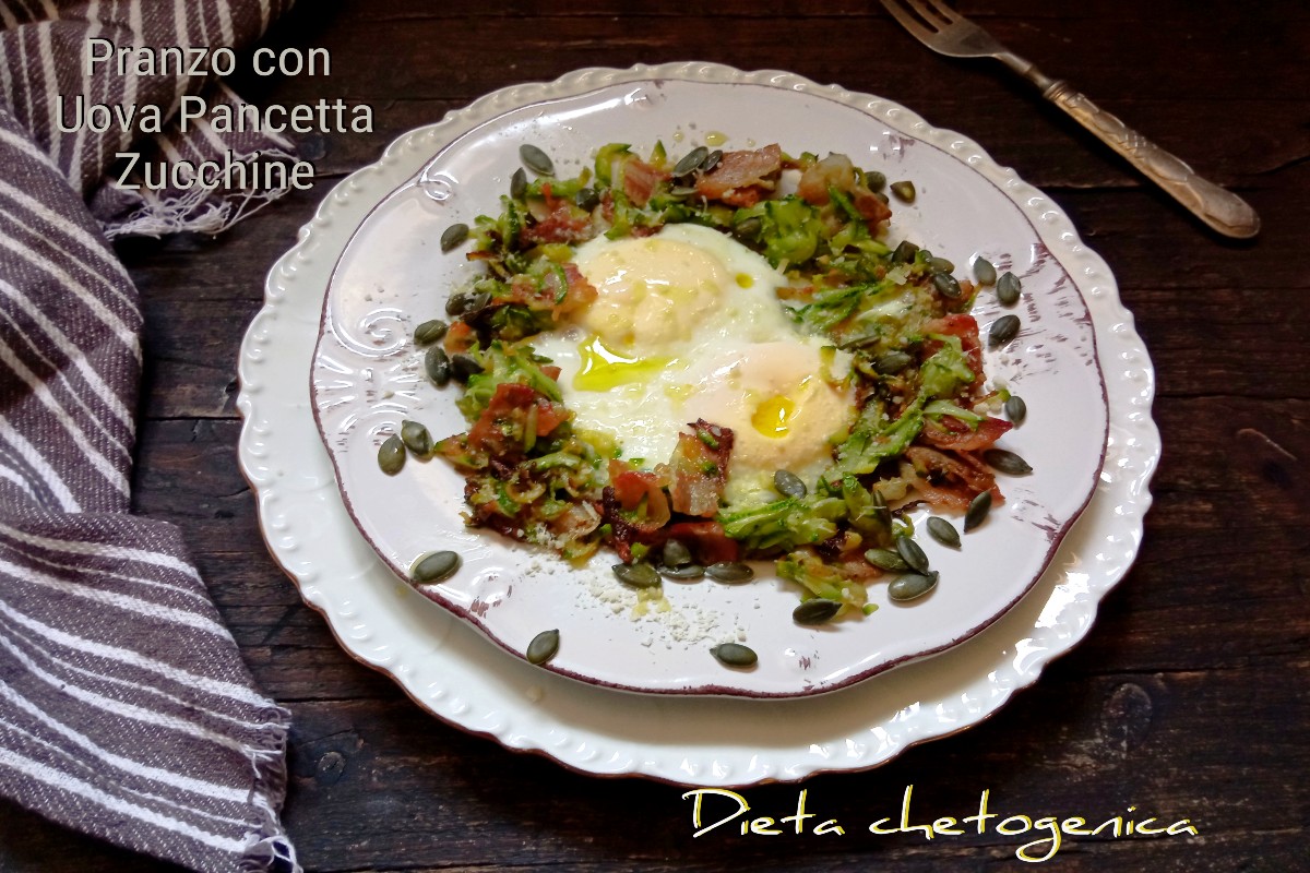 Dieta keto: almuerzo del martes con huevos, panceta y calabacines
