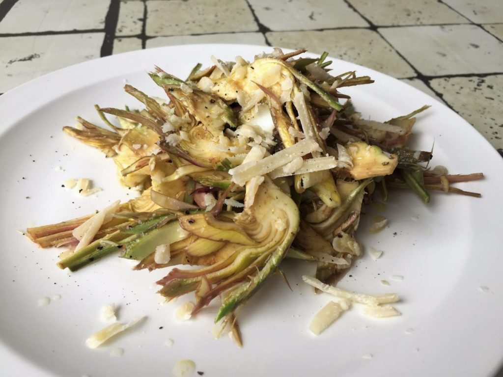 ensalada de alcachofas y parmesano crujiente