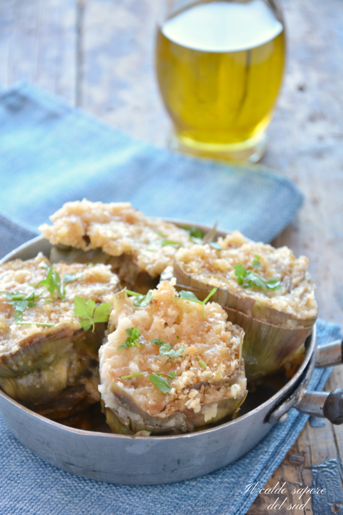 Alcachofas rellenas en sartén con pan rallado y parmesano