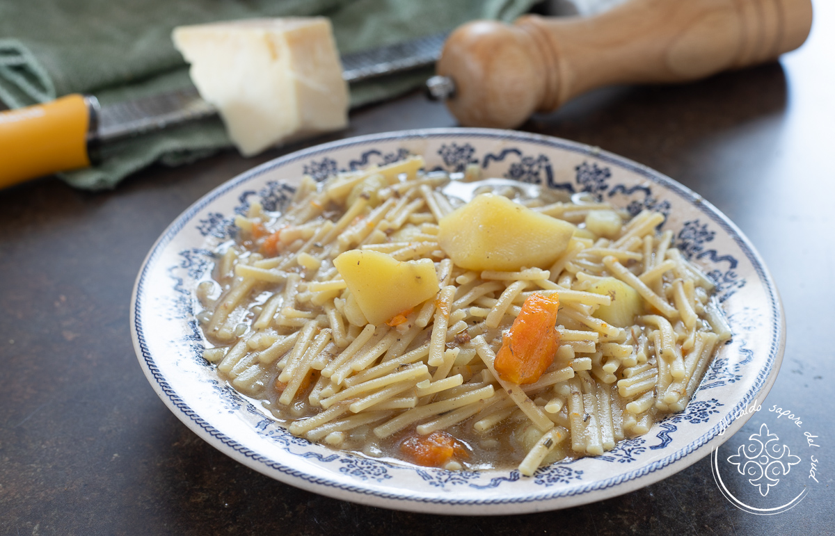 Espaguetis partidos en caldo de carne