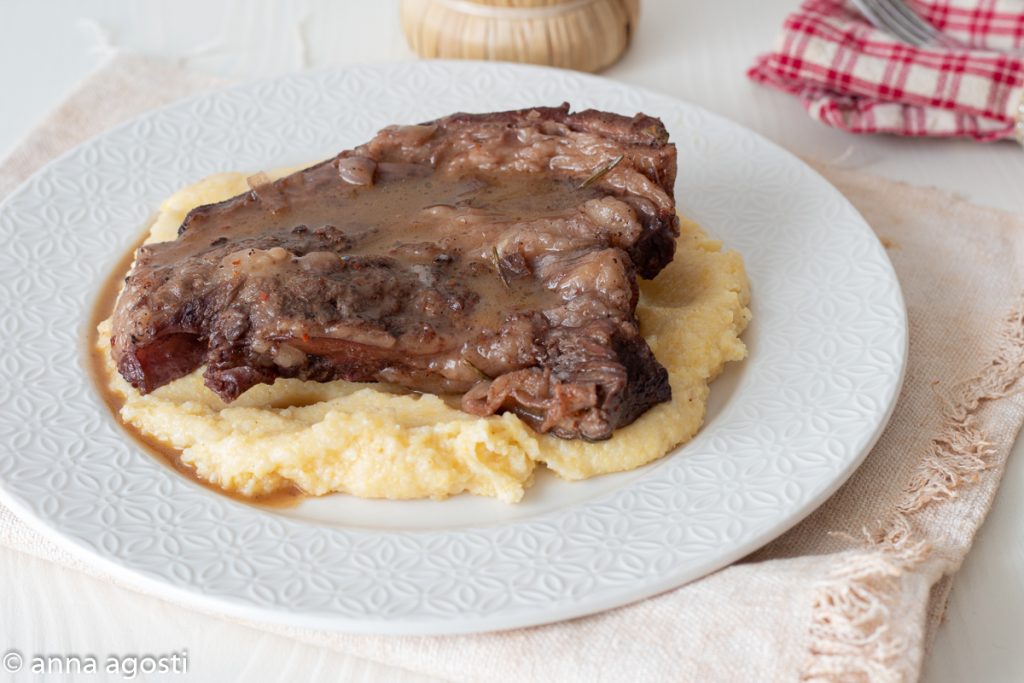 Falda braseada con polenta