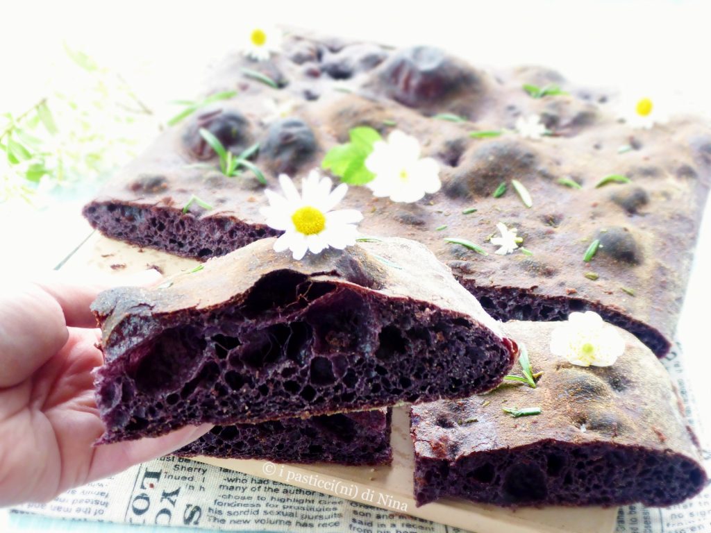 Focaccia con harina de maíz morado larga fermentación digerible ligera pan fermentado propiedades beneficiosas recetas para Halloween i Pasticcini di Nina