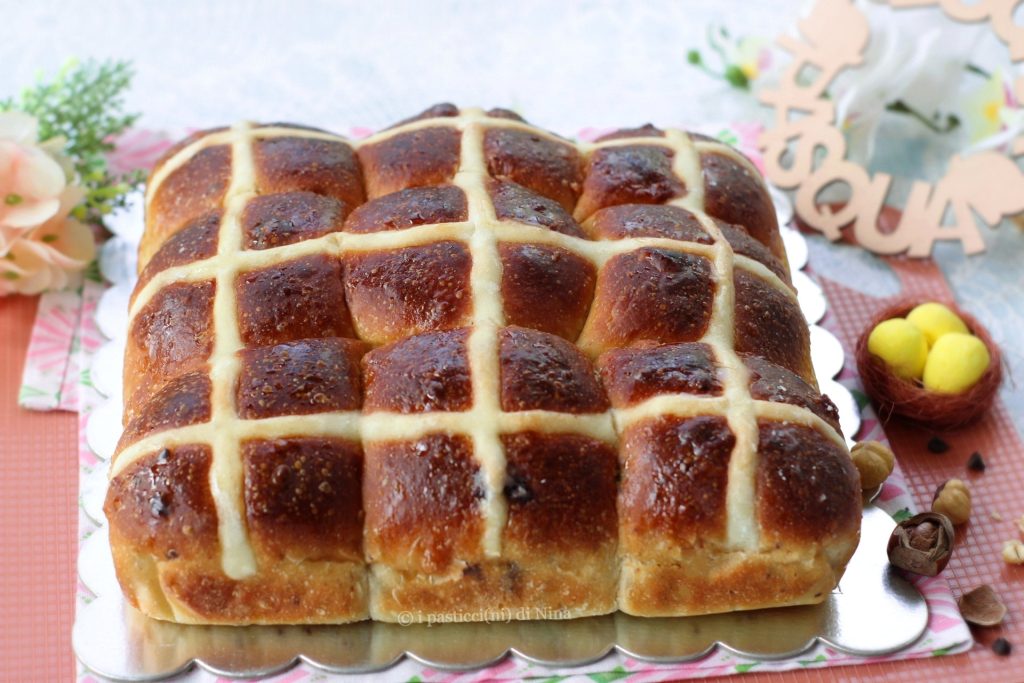 Hot cross buns panes dulces con avellanas y chocolate receta de Pascua los pastelitos de Nina