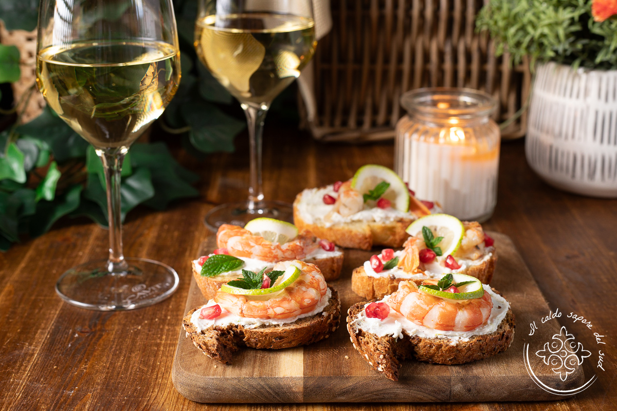 Bruschettas con robiola y gambones