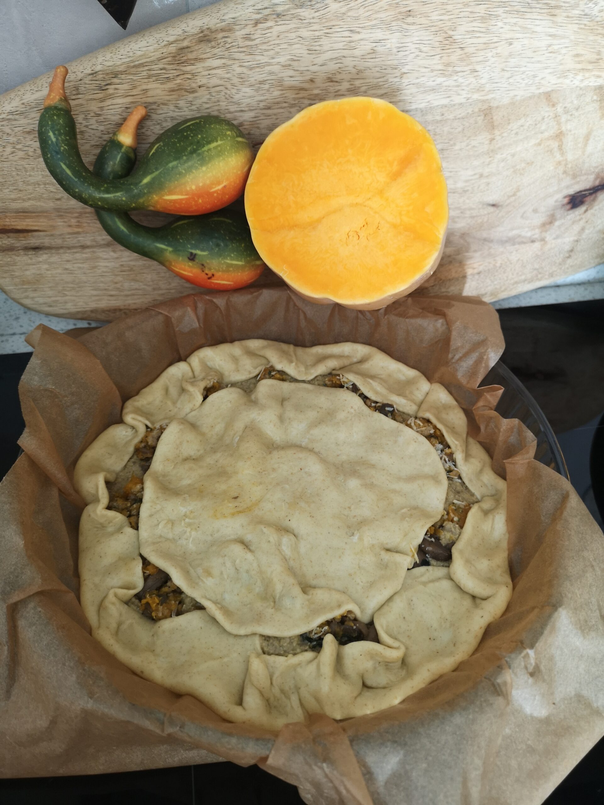 Tarta salada de calabaza, champiñones y pavo